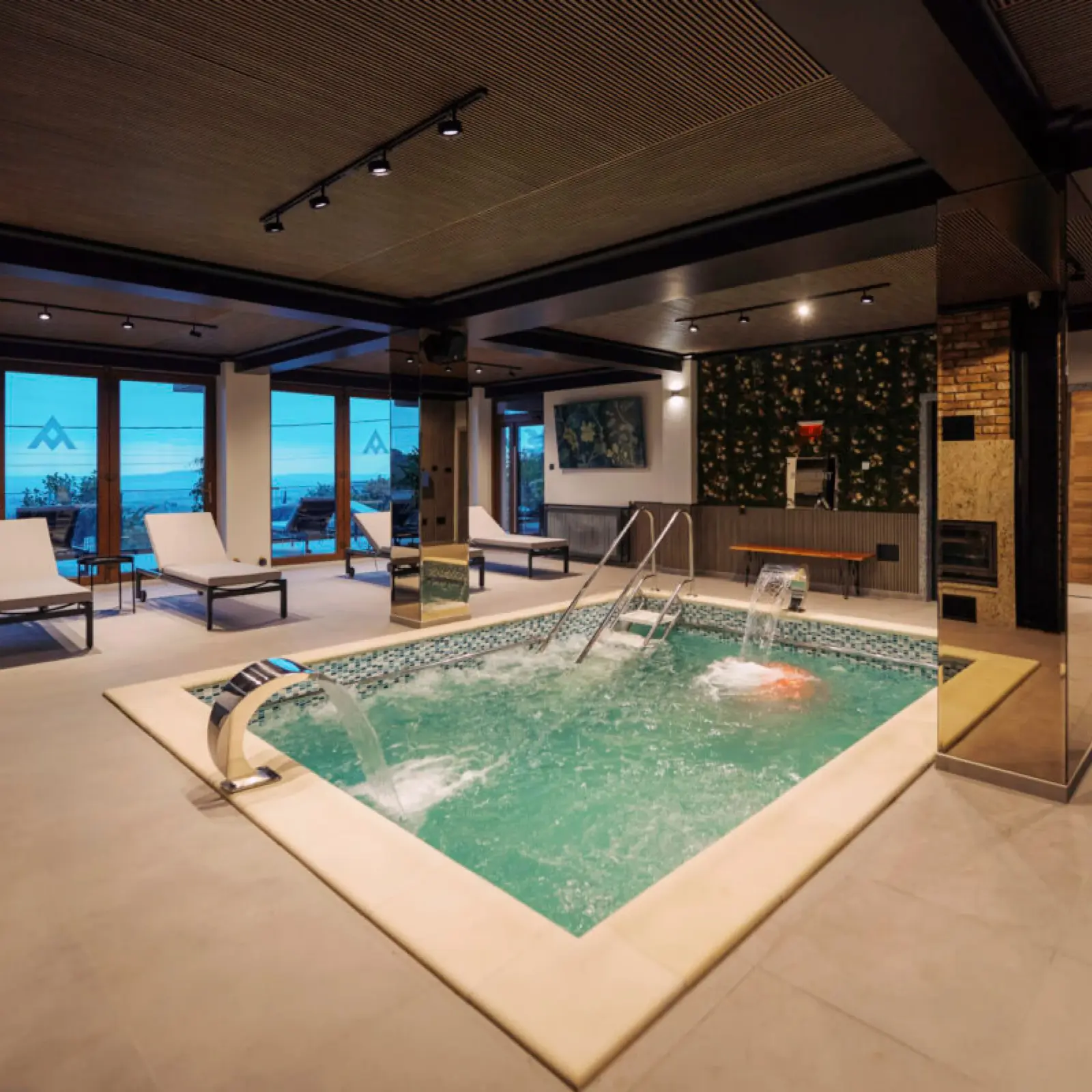 Piscină interioară cu apă sărată la Ikabane - vacanță wellness completă inclusă în prețul cazării