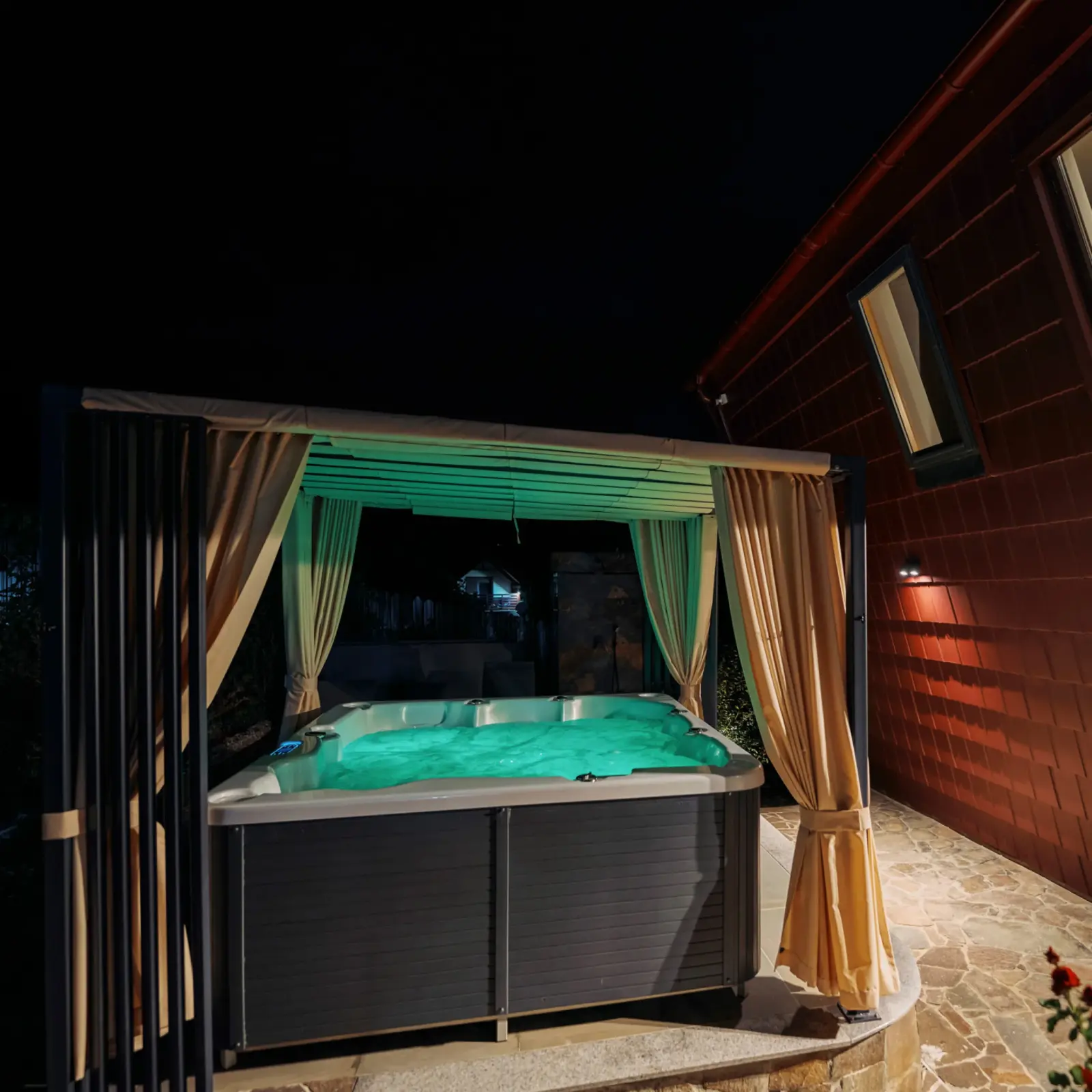 Jacuzzi exterior cu vedere panoramică - Ikabane Resort