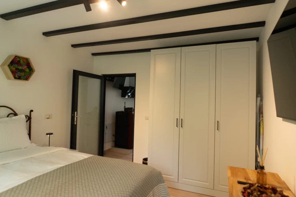 Interior cabană luxury cu lemn vechi recuperat - design premium Munții Neamțului