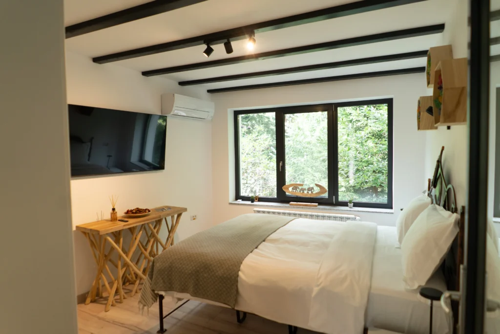Șemineu funcțional în Cabana - atmosferă de retreat off-grid luxury, Neamț