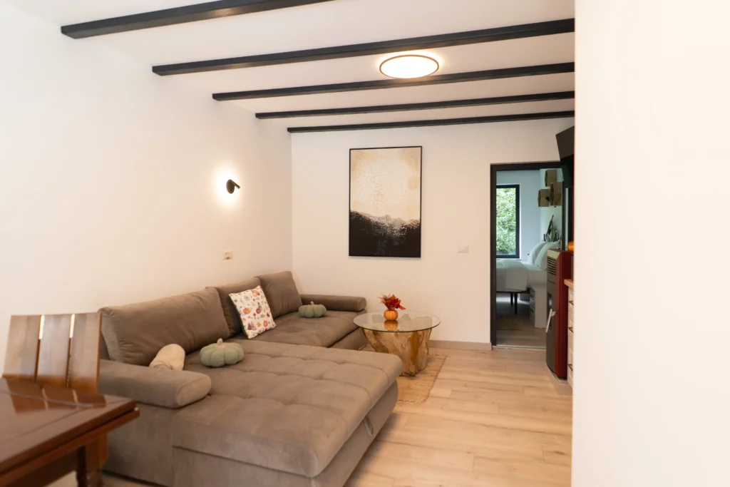 Dormitor cabană cu pat king-size - cazare boutique premium în Neamț