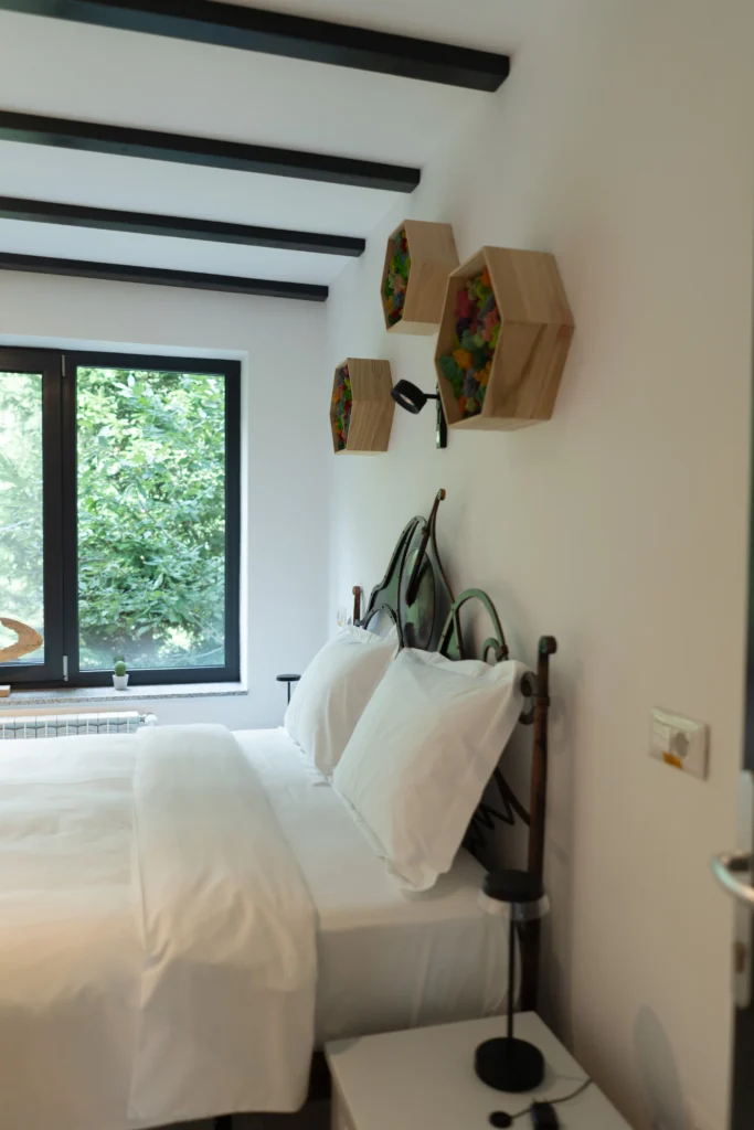 Interior cabană luxury cu lemn vechi recuperat - design premium Munții Neamțului