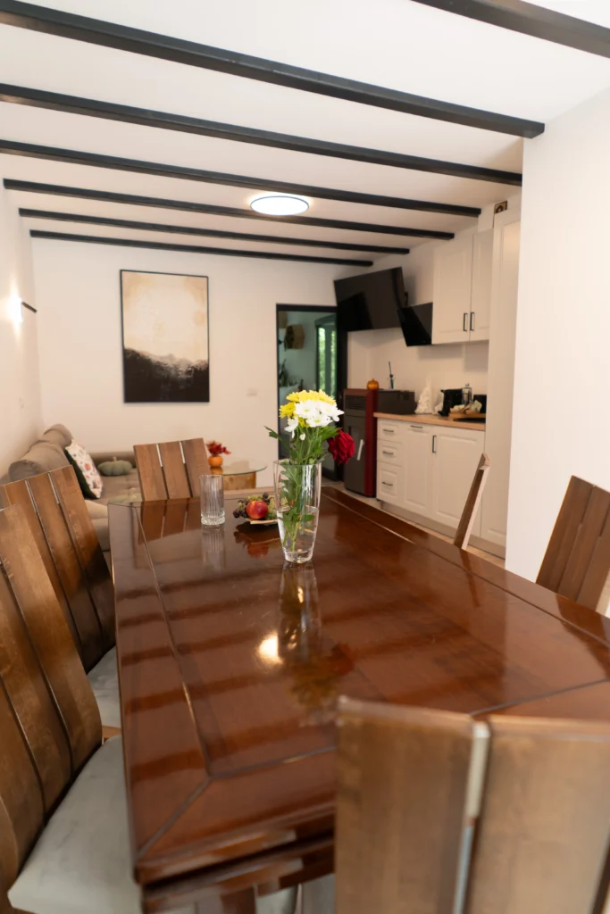 Șemineu funcțional în Cabana - atmosferă de retreat off-grid luxury, Neamț