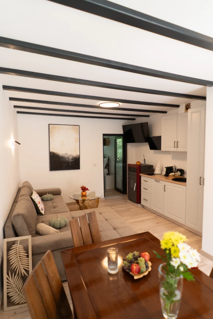 Dormitor cabană cu pat king-size - cazare boutique premium în Neamț