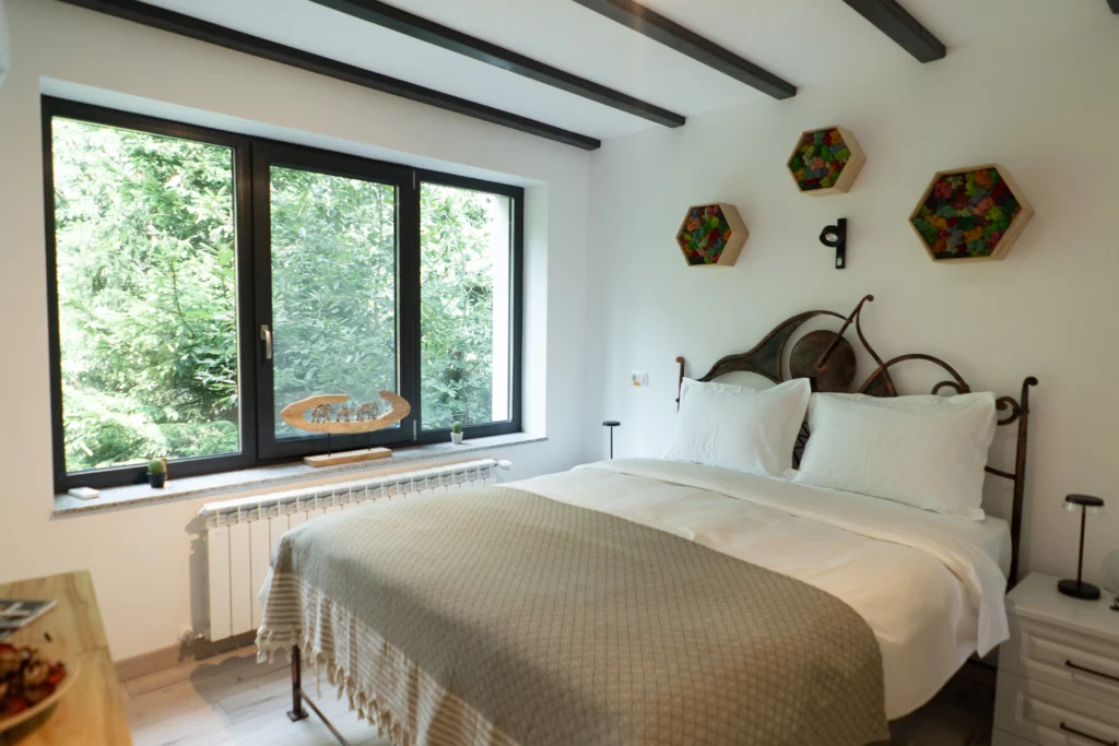 Living cabană din pădure cu pardoseală de lemn - hotel design premium România