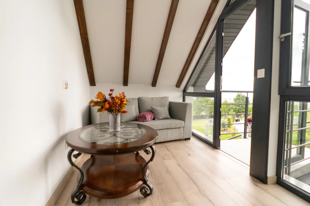 Interior cabană luxury cu lemn vechi recuperat - design premium Munții Neamțului