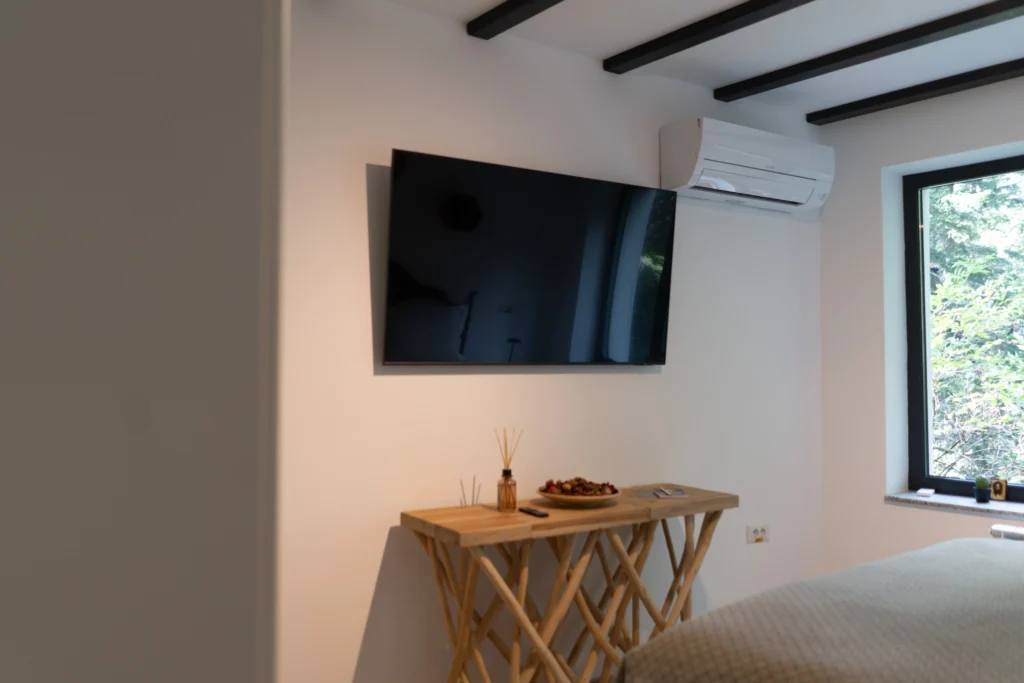 Cabana noaptea cu lumini calde - escapadă romantică la munte în Neamț