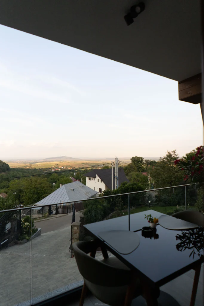 Ikabane primăvara - flori de mai în grădina resortului boutique