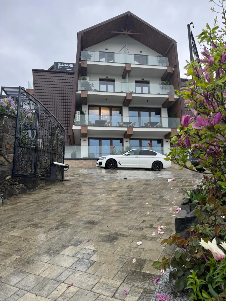 Grădina cu mese exterior - mic dejun lent în natură Ikabane