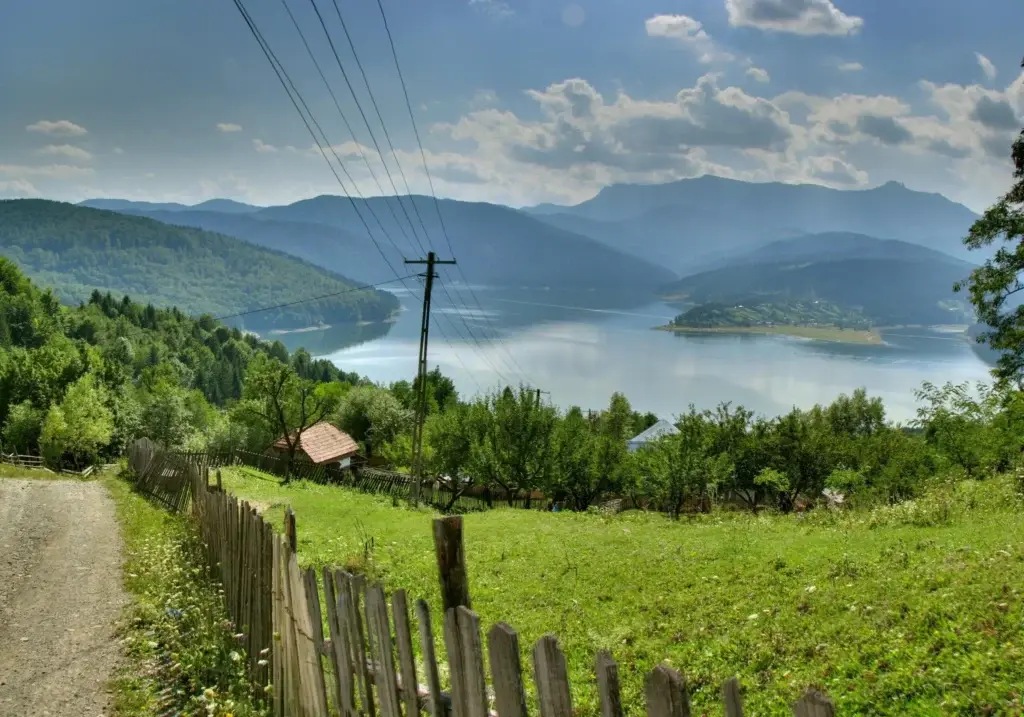 Lacul Izvorul Muntelui lângă Ikabane Resort